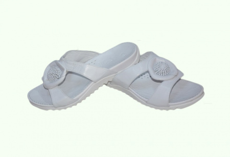 Papuc alb, tineresc, cu floare aplicata pe mijloc, talpa comoda