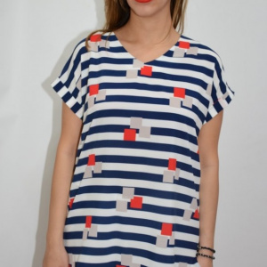 Bluza casual, cu design in dungi si ceva imprimeu de cuburi, pe fundal alb-bleumarin - Img 3