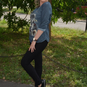 Bluza chic, nuanta de bleumarin, cu design grafic deosebit - Img 4