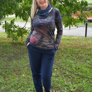 Bluza comoda de zi, bleumarin cu imprimeu floral, prevazuta cu sal - Img 4
