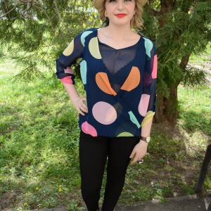Bluza cu maneca lunga, pe fond bleumarin cu buline colorate - Img 2