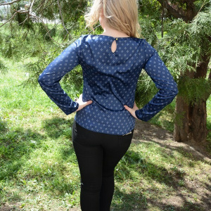 Bluza de culoare bleumarin din material cu model si aspect satinat - Img 6