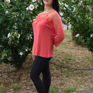 Bluza de ocazie cu strasuri si dantela, din material elastic corai - Img 2