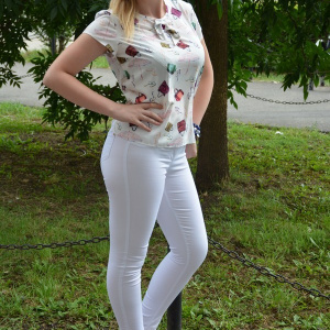 Bluza de vara cu design original, fond alb imprimeu multicolor - Img 4