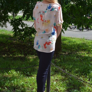Bluza delicata de vara, de nuanta piersicii cu imprimeu multicolor - Img 2
