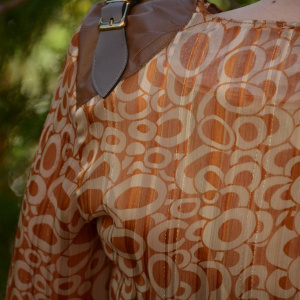 Bluza deosebita, de culoare maro deschis, cu design de cercuri - Img 6