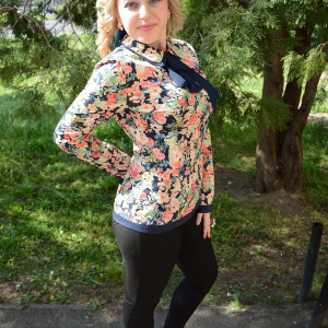 Bluza eleganta, multicolora cu esarfa bleumarin - Img 3