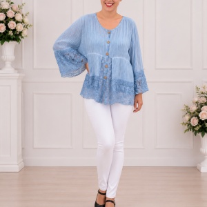 Bluza lejera Carina cu insertii de dantela ,nuanta de albastru deschis