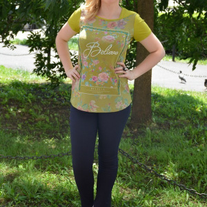 Bluza moderna de vara cu imprimeu multicolor pe fond verde - Img 2