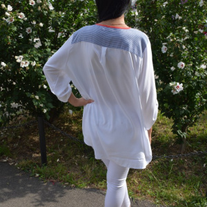 Bluza oversize cu buzunar din blugi si dungi fine, alb-bleumarin - Img 6