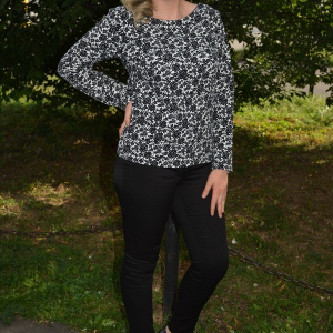 Bluza rafinata cu model floral negru pe fond alb, cu maneci lungi - Img 4