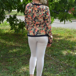 Bluza rafinata , de culoare bleumarin cu flori multicolore - Img 5