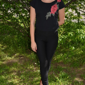 Bluza tinereasca scurta in talie, neagra cu design de floare rosie - Img 2