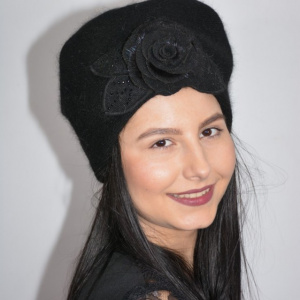 Caciula Inna accesorizata cu floare 3d mare si insertii de strasuri,nuanta de negru - Img 3