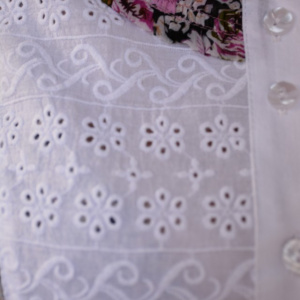 Camasa alba cu broderie in fata si insertie de voal cu flori roz - Img 2