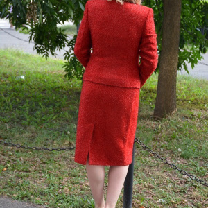 Costum rosu foarte elegant, cu fusta scurta si sacou cu maneci lungi - Img 5