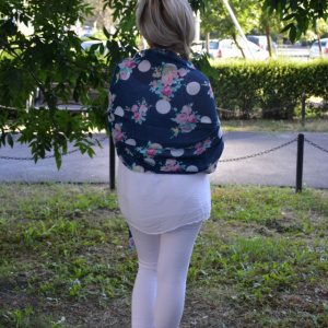 Esarfa fashion cu imprimeu pe fond bleumarin, material subtire - Img 4