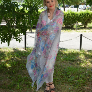 Esarfa fina matase-vascoza, nuanta gri, design cu flori colorate - Img 4