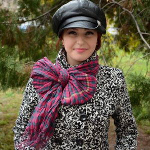 Esarfa trendy de iarna, de culoare roz cu design de carouri gri - Img 2