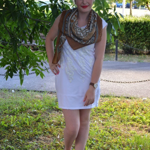 Esarfa vintage cu design clasic pe fond maro cu bordura lata - Img 5