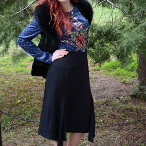 Fusta deosebita cu model in colturi, din material negru usor lucios - Img 5
