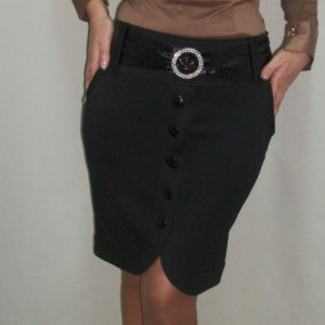 Fusta eleganta, neagra, cu design petrecut, accesorizata cu nasturi - Img 3