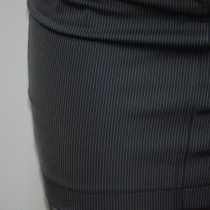 Fusta neagra din material cu aspect satinat cu design de dungi - Img 4