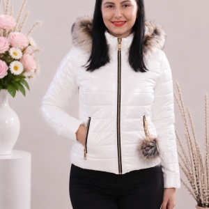 Jacheta Vera casual ,scurta cu aspect lucios ,nuanta de alb
