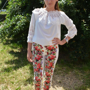 Pantalon feminin cu imprimeu floral multicolor pe fond alb - Img 2