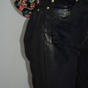 Pantalon in nuanta de negru, material usor lucios, buzunare - Img 4