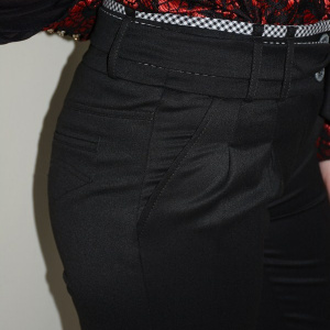 Pantalon negru simplu, accesorizat cu curea cu model - Img 4