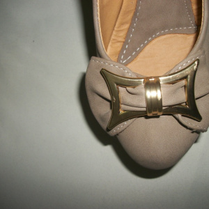Pantof din piele ecologica, de culoare bej, cu insertie metalica - Img 2