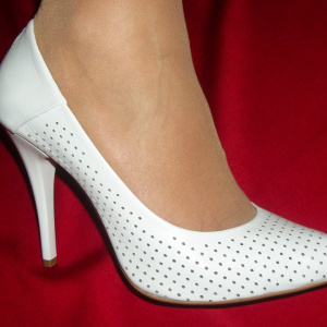 Pantofi albi din piele naturala, perforati, cu toc elegant inalt - Img 2