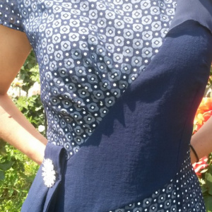 Rochie bleumarin cu imprimeu deiosebit cu alb, de lungime medie - Img 2