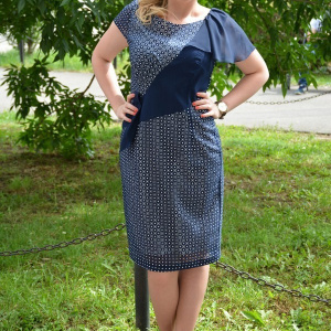 Rochie bleumarin cu imprimeu deiosebit cu alb, de lungime medie - Img 3