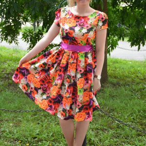 Rochie caasual cu design de flori multicolore si cordon din saten - Img 2