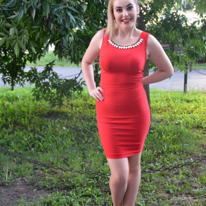 Rochie cambrata, de culoare rosie, cu design de colier din pietre - Img 2