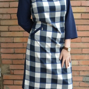 Rochie casual cu design de carouri mari, bleumarin combinat cu alb - Img 7