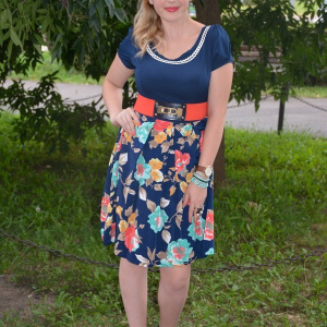 Rochie casual, pe bleumarin, cu pliuri in partea inferioara si imprimeu floral - Img 4