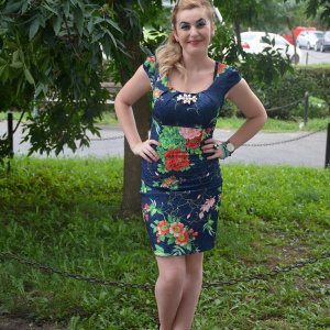 Rochie casual, rafinata, fond bleumarin, cu trandafiri rosu-verde-roz - Img 2
