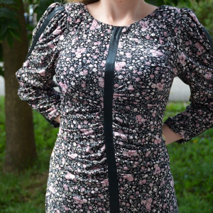 Rochie confortabila din material elastic, neagra cu flori plamanii - Img 5