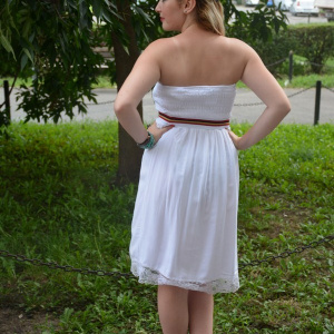 Rochie cu bretele in culorile alb si corai cu insertie de elastic - Img 4