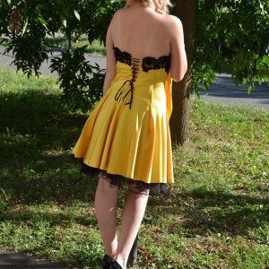 Rochie cu dantela aplicata, nuanta de galben, fara maneci, evazata - Img 6