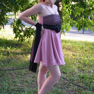 Rochie de culore plamaniu,cu bust imbracat in dantela neagra - Img 4