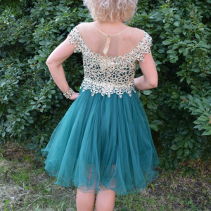Rochie de gala din tul verde si dantela aurie cu perle aplicate - Img 4