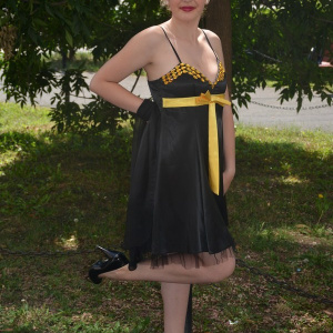 Rochie de gala frumoasa, din saten negru si detalii galbene pe bust - Img 3