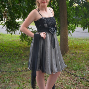Rochie de gala scurta, deosebita, in nuanta alba cu tul negru - Img 3