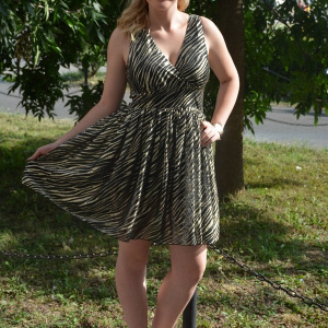 Rochie de ocazie, de culoare negru-auriu cu tiul fin - Img 3