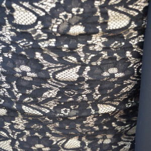 Rochie de seara lunga, eleganta, din dantela neagra pe fond crem - Img 2