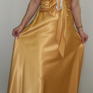 Rochie deosebita de gala, design modern, cu trena, din saten auriu - Img 7